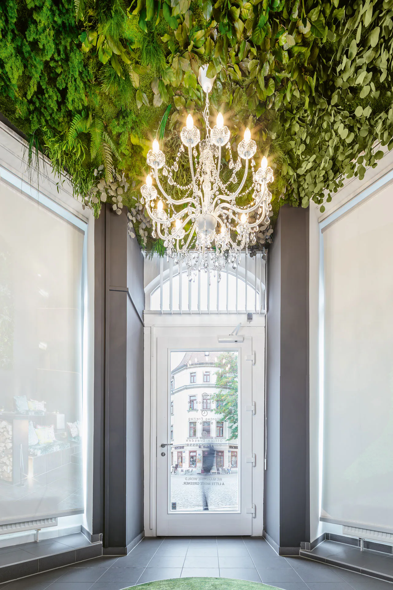 Hanging Garden Empfangsbereich Showroom — Deckenbegrünung von MOOSMOOS
